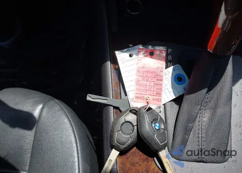 2004 BMW 325Xi z USA, uszkodzony, nr VIN WBAEU33454PR08948